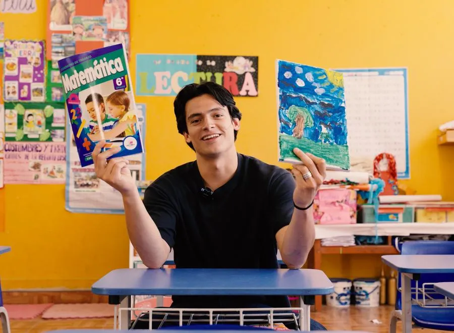Gerardo speaking to the camera in a colourful classroom in Cañete