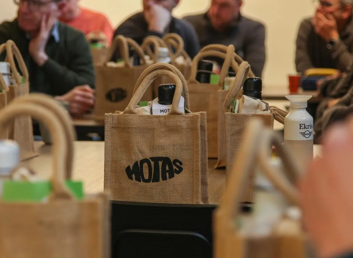 Jute MOTAS tasjes met geschenken op tafel bij Hekker