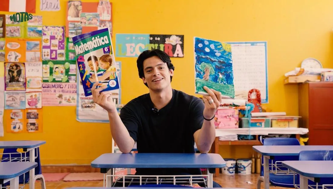 Un profesor y sus alumnos en un aula colorida de Cañete